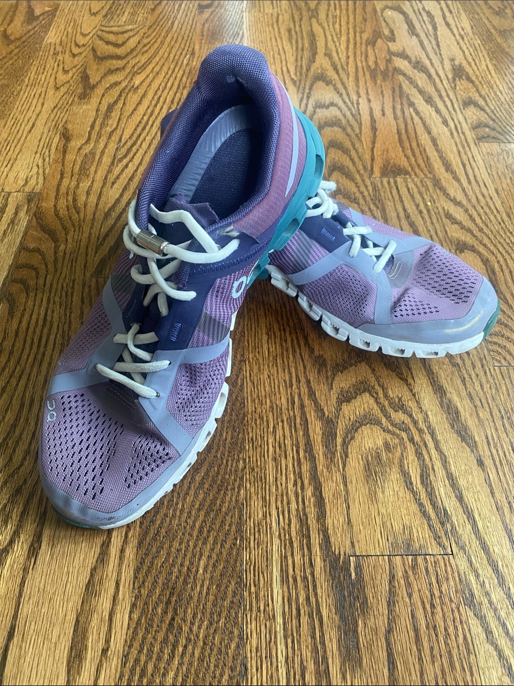 On Running Women’s Cloudflow sneakers, size 8. Excellent condition.